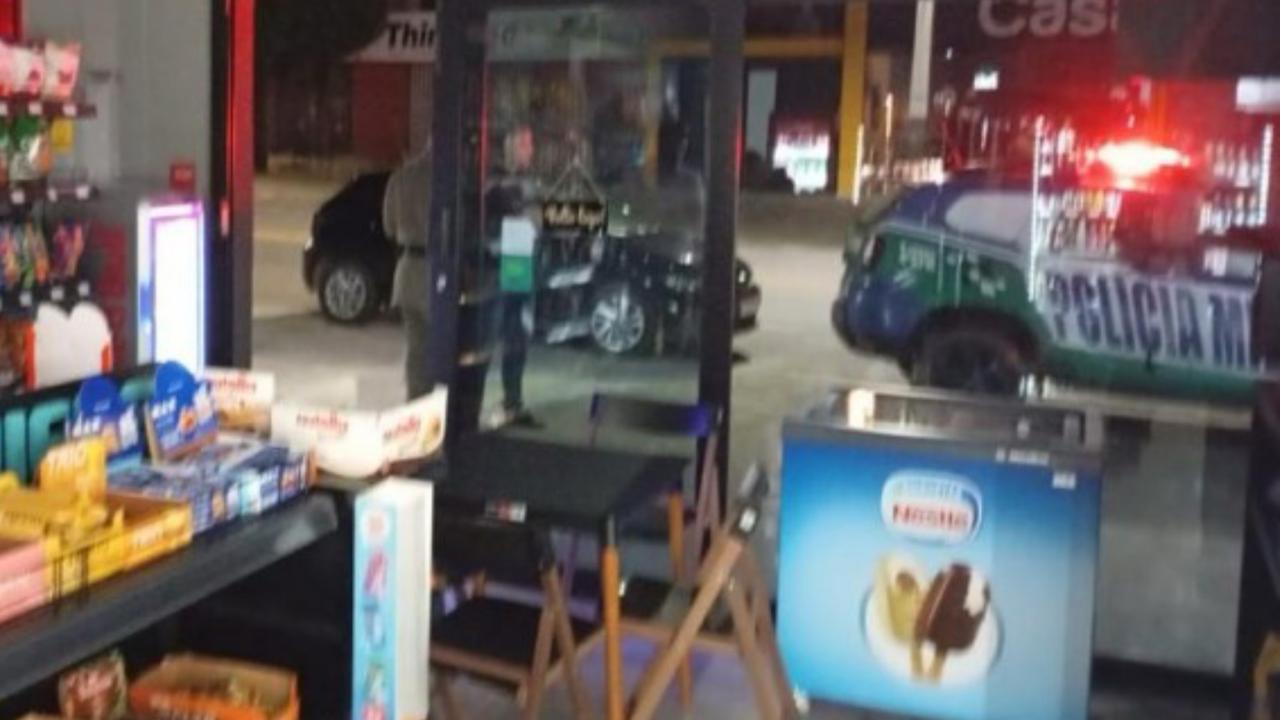 Dupla assalta loja de conveniência no Jundiaí com arma em punho