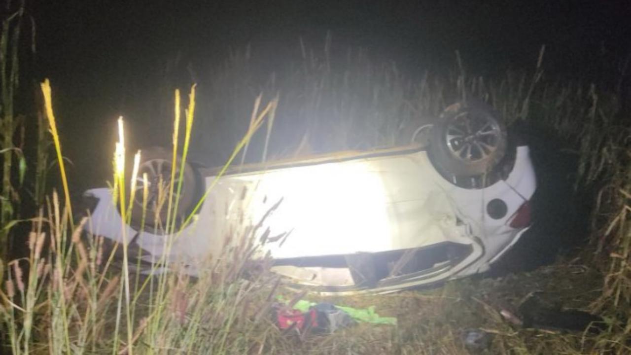 Motorista morre após carro sair da pista e capotar na GO-210