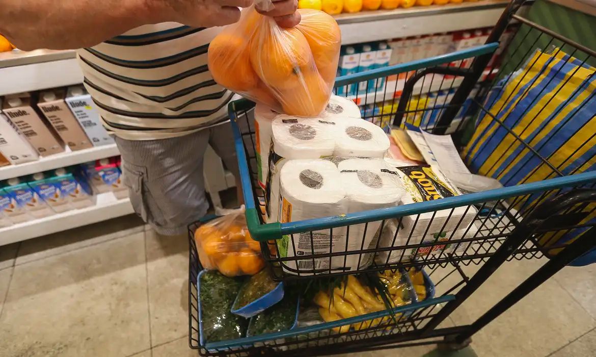 Rede de supermercado comunica fechamento de mais de 40 unidades