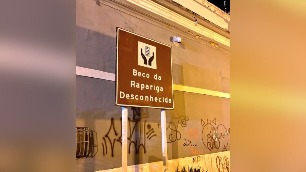 Placa em cidade conhecida chama atenção de moradores e turistas