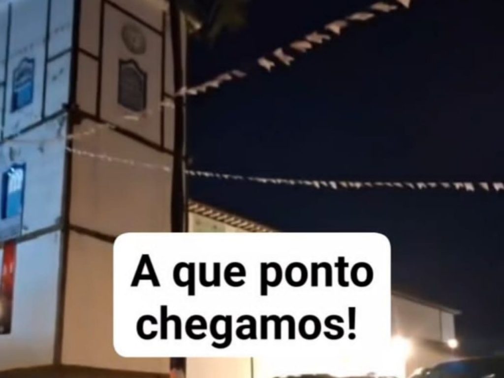 Placas fixadas na Igreja Matriz de Nossa Senhora do Rosário geraram revolta entre os fiéis. (Foto: Reprodução)