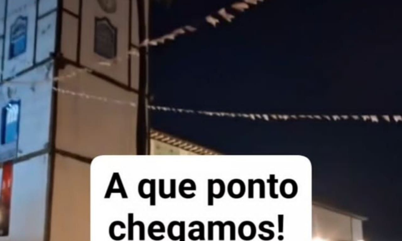 Placas fixadas na Igreja Matriz de Nossa Senhora do Rosário geraram revolta entre os fiéis. (Foto: Reprodução)