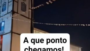 Placas fixadas na Igreja Matriz de Nossa Senhora do Rosário geraram revolta entre os fiéis. (Foto: Reprodução)