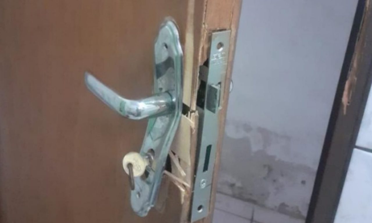 Além da agressão, jovem é supeito de ter arrombado uma das portas da residência e de ter roubado o carro da vítima. (Foto: Reprodução)