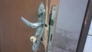 Além da agressão, jovem é supeito de ter arrombado uma das portas da residência e de ter roubado o carro da vítima. (Foto: Reprodução)