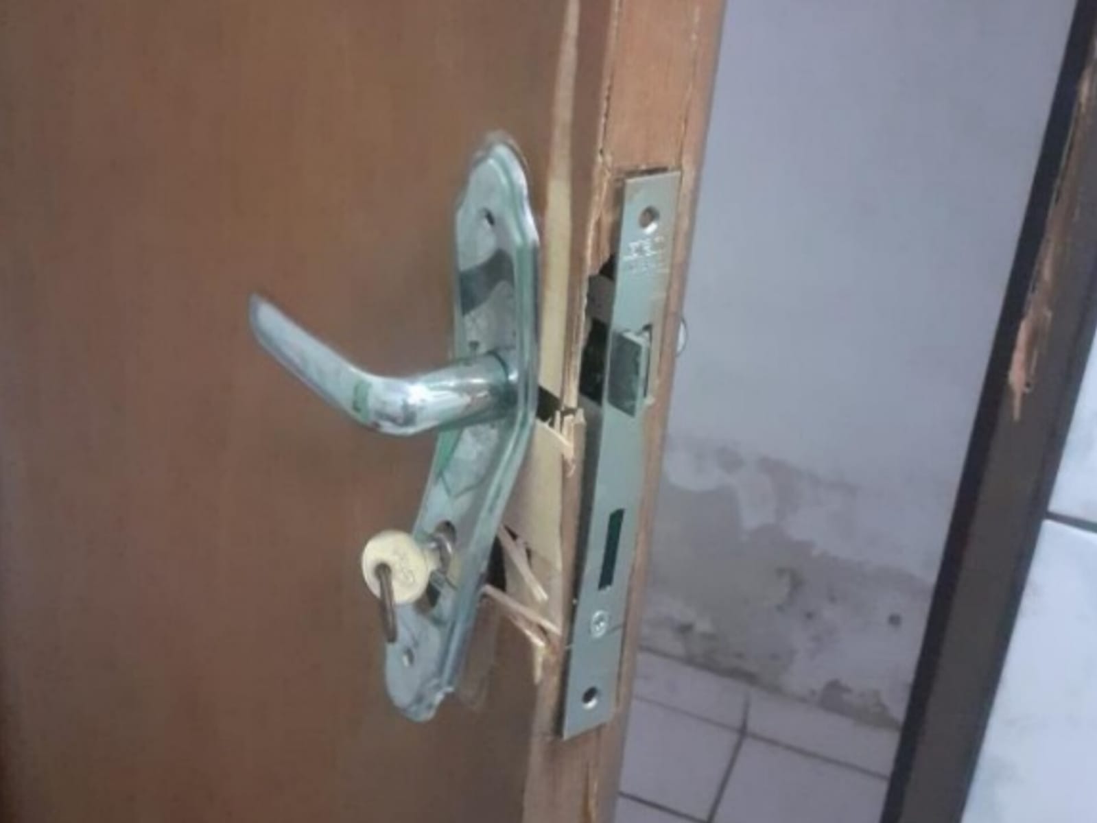 Além da agressão, jovem é supeito de ter arrombado uma das portas da residência e de ter roubado o carro da vítima. (Foto: Reprodução)