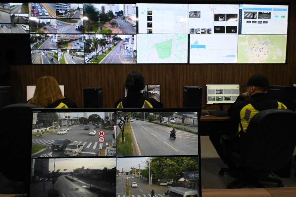 Novo sistema de videomonitoramento foi implementado em diversos pontos da capital e é capaz de flagrar motoristas utilizando o celular. (Foto: Divulgação)