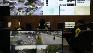Novo sistema de videomonitoramento foi implementado em diversos pontos da capital e é capaz de flagrar motoristas utilizando o celular. (Foto: Divulgação)