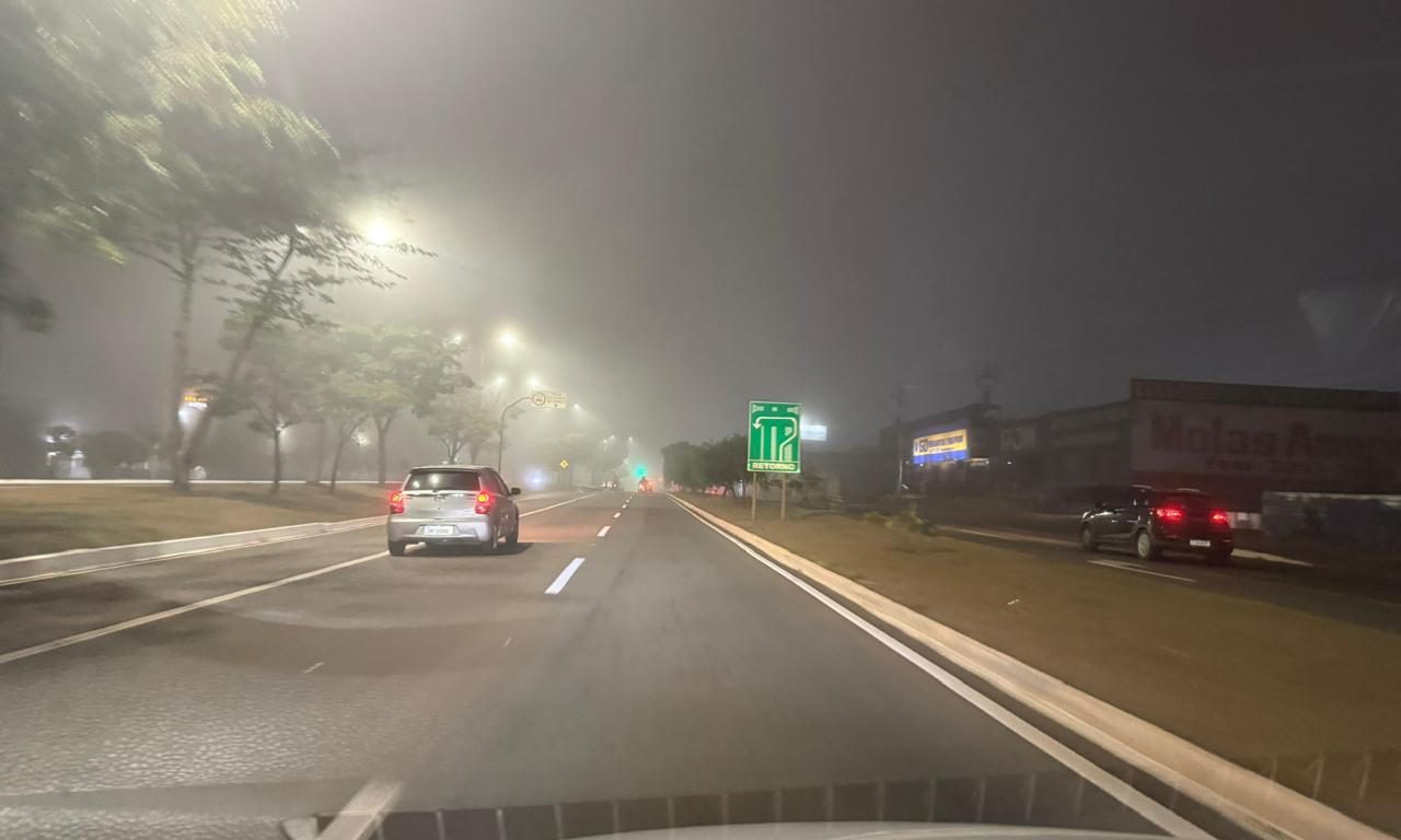 Avenida Brasil, em Anápolis, ficou coberta pela neblina.