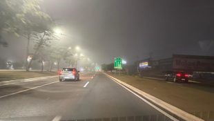 Avenida Brasil, em Anápolis, ficou coberta pela neblina.