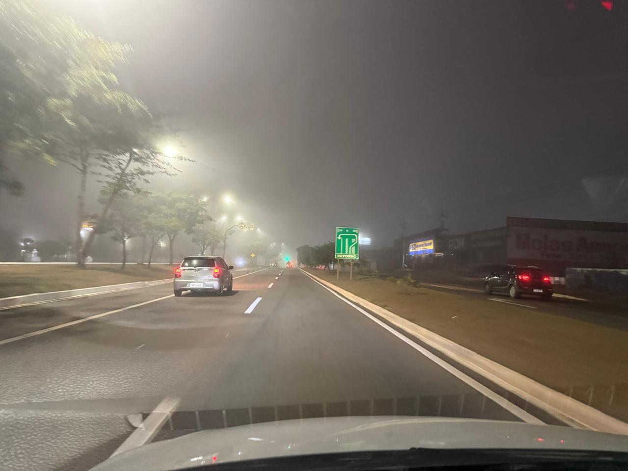 Avenida Brasil, em Anápolis, ficou coberta pela neblina.