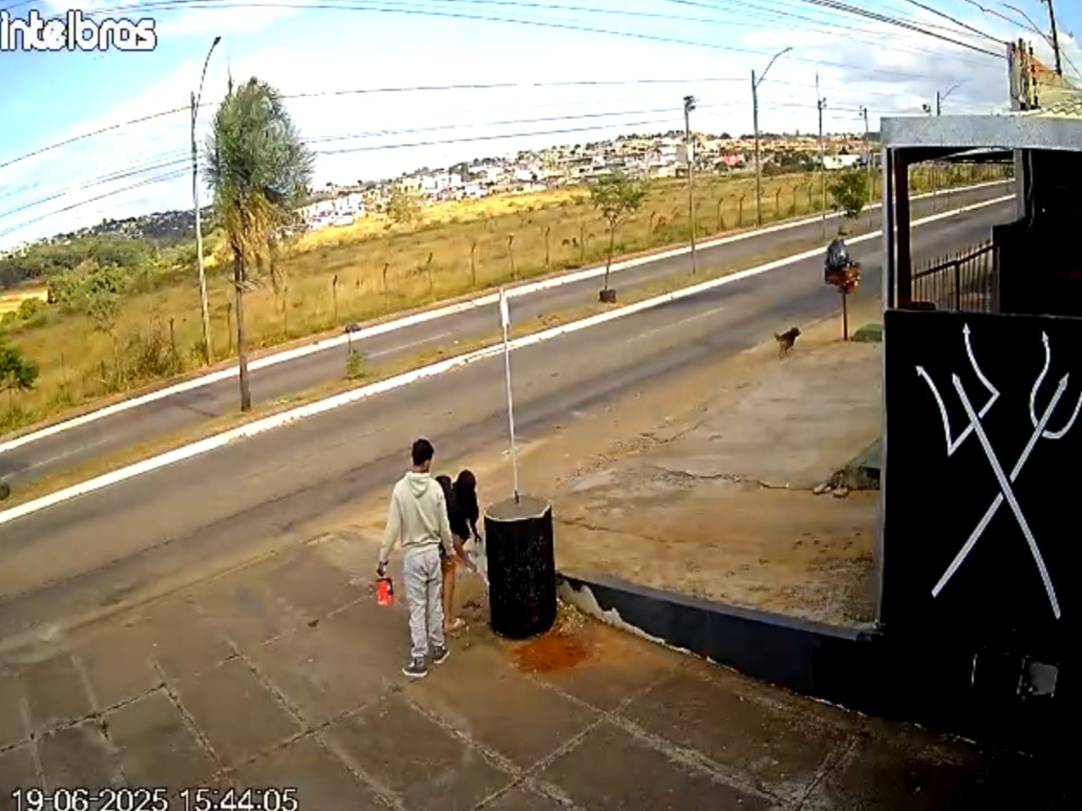 Casal foi flagrado vandalizando centro religioso. (Foto: Arquivo Pessoal)