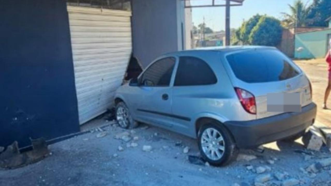 Carro desgovernado desce rua de Anápolis e destrói entrada de estabelecimento comercial