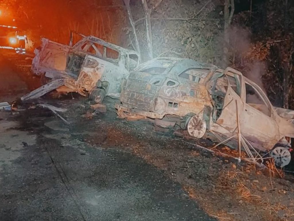 Veículos ficaram completamente destruídos após acidente na BR-153. (Foto: Divulgação)