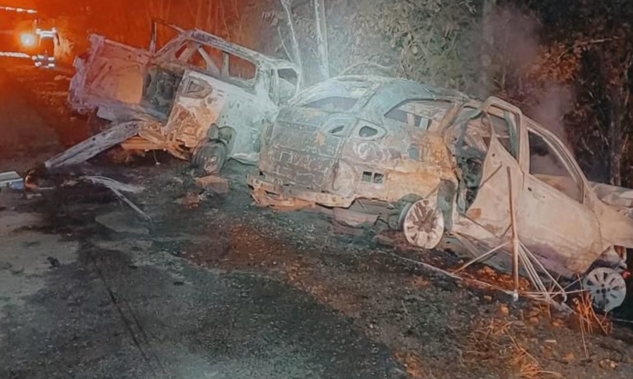 Veículos ficaram completamente destruídos após acidente na BR-153. (Foto: Divulgação)