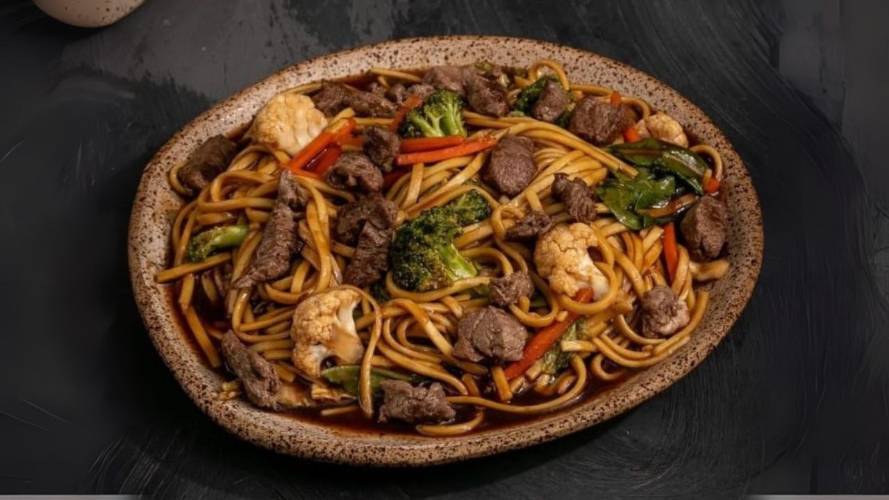 Yakissoba de Filé pode ser comprado no 99Food e no iFood. (Foto: Divulgação/Kozu Restaurante)
