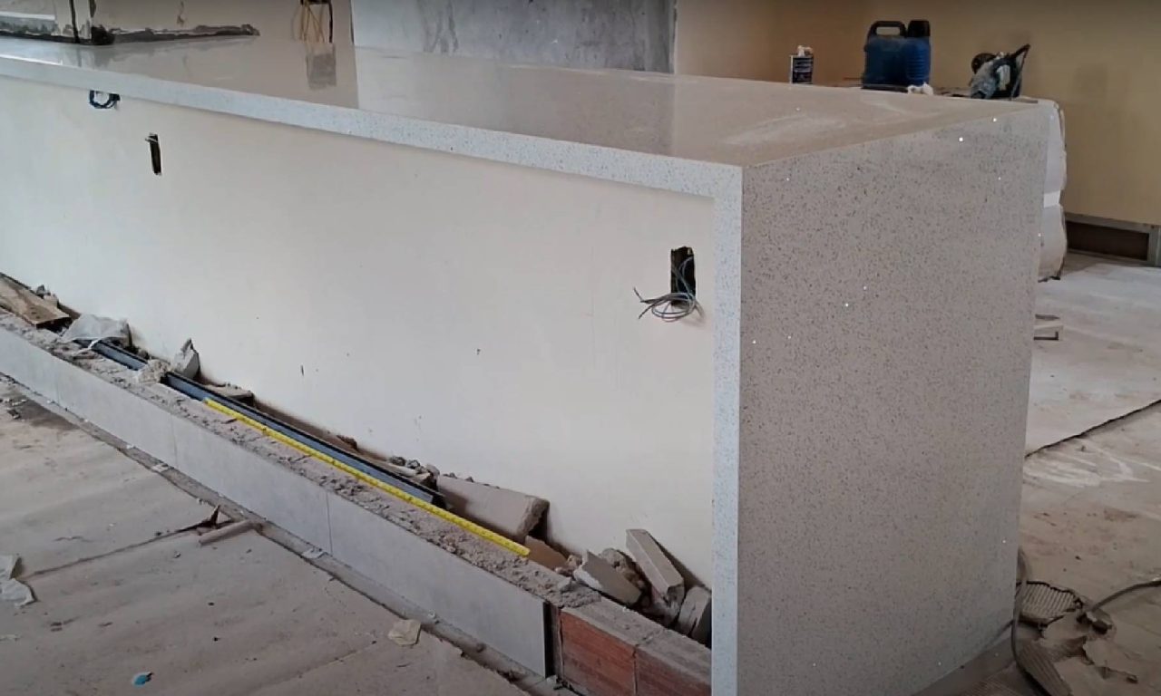 Mais bonita e mais barata: alternativa ao mármore e granito vira tendência na decoração