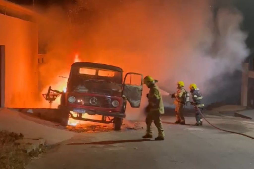 Veículo pega fogo em Anápolis e proprietário acredita ser por motivo criminoso