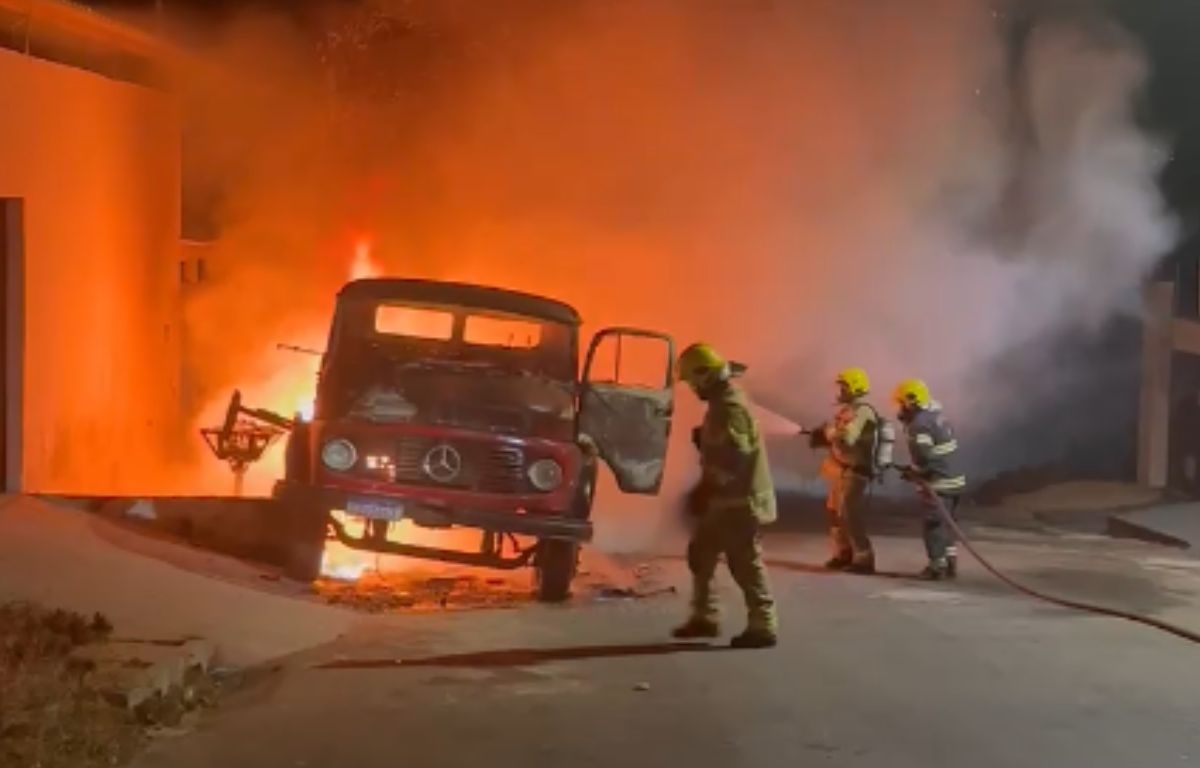 Veículo pega fogo em Anápolis e proprietário acredita ser por motivo criminoso