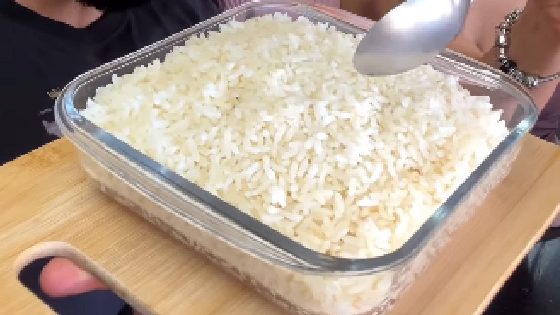 Saiba como fazer arroz soltinho no micro-ondas em apenas 15 minutos