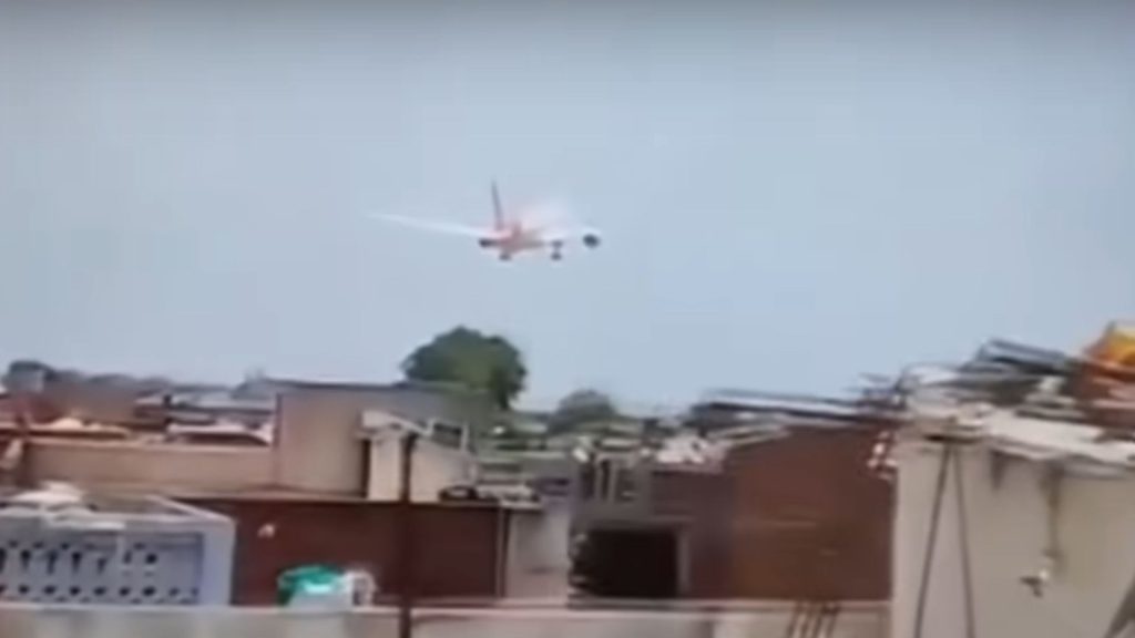 Avião tinha 242 pessoas.