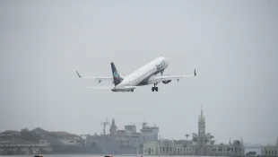 Comissária alerta para o risco que os passageiros correm ao trocar de assento no avião por conta própria