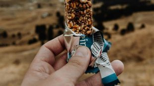 6 alimentos que podem até parecer inofensivos, mas escondem riscos à saúde