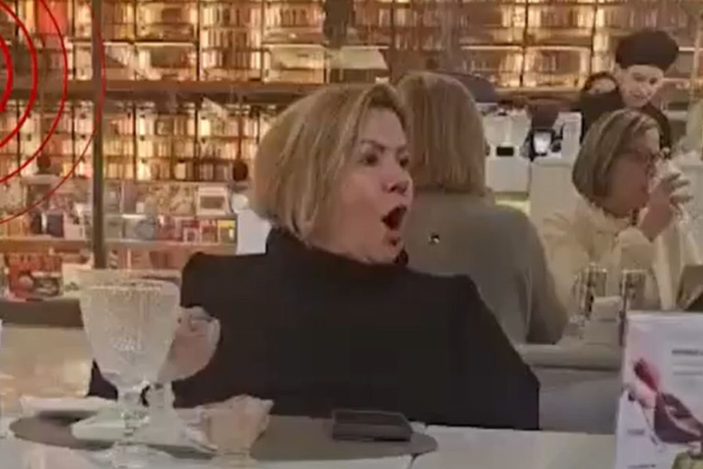 Mulher é presa após chamar homem de pobre e bicha nojenta em shopping de luxo de SP