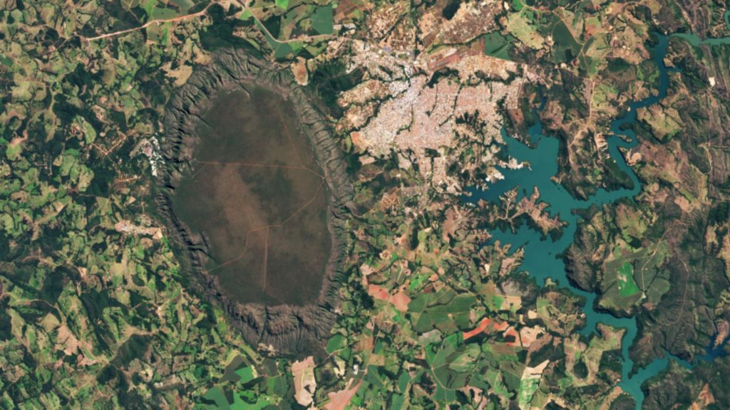 Serra de Caldas é vista do espaço, com foto tirada pelo satélite Landsat 9.