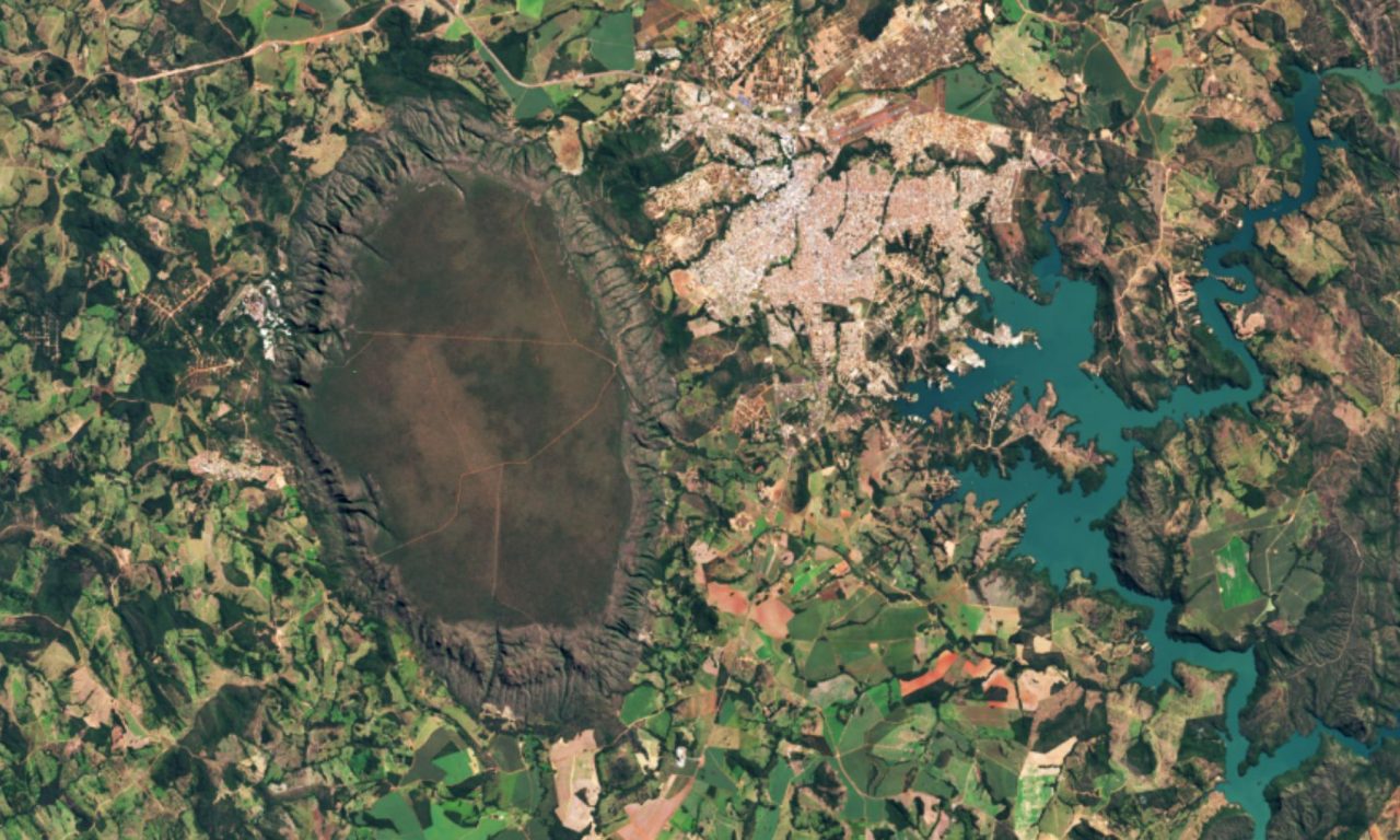 Serra de Caldas é vista do espaço, com foto tirada pelo satélite Landsat 9.