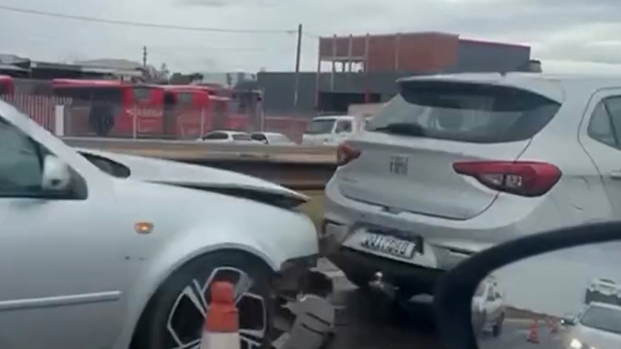 Fiat Mobi, Argo e Golf são os carros envolvidos em acidente no trevo da Havan