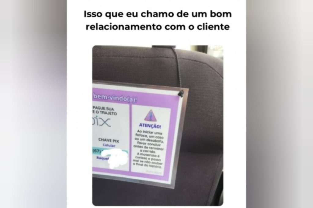 Motorista de aplicativo “curiosa” chama atenção de passageiros com placa em carro