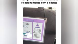 Motorista de aplicativo “curiosa” chama atenção de passageiros com placa em carro