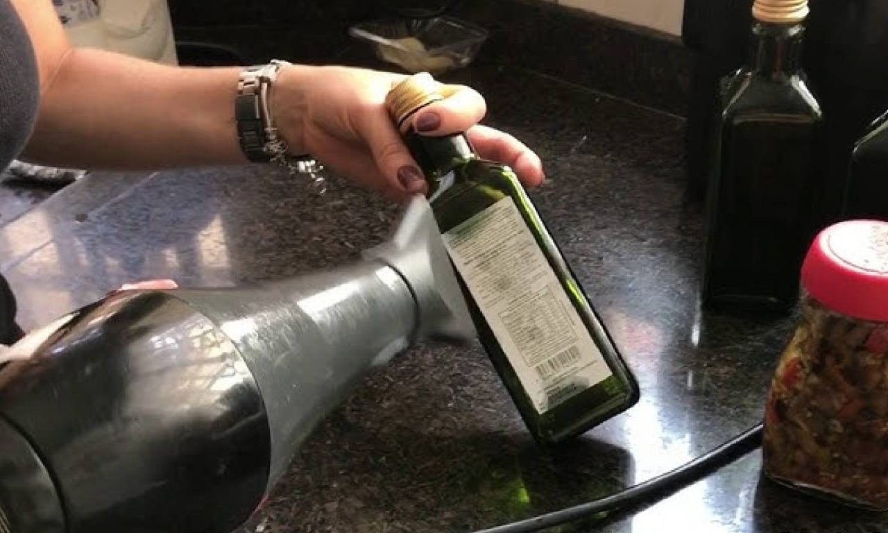 Truque infalível para tirar a cola grudada em potes de vidro