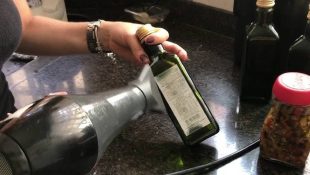 Truque infalível para tirar a cola grudada em potes de vidro