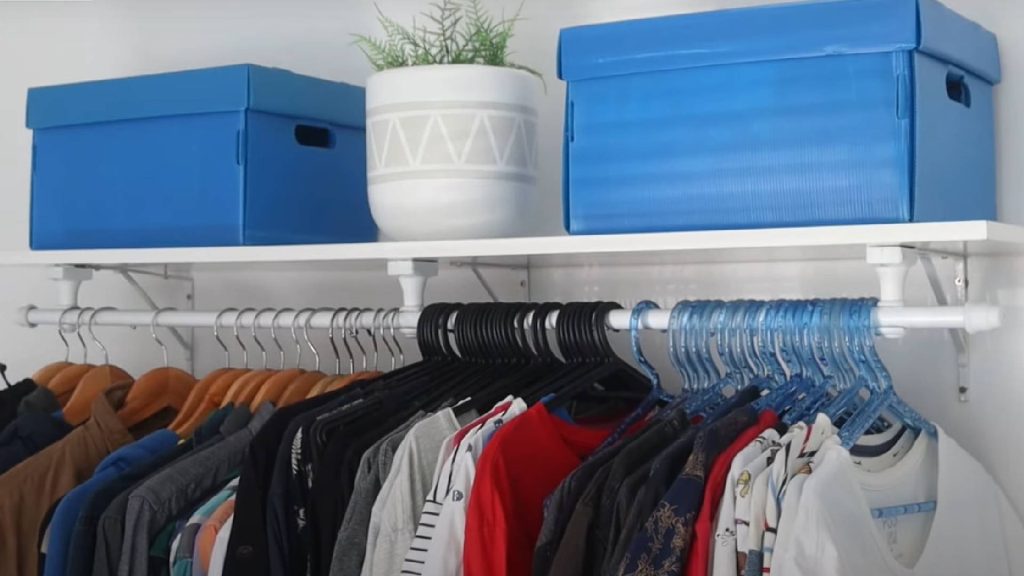 Como criar um closet no seu quarto sem quebrar nada e gastando pouco