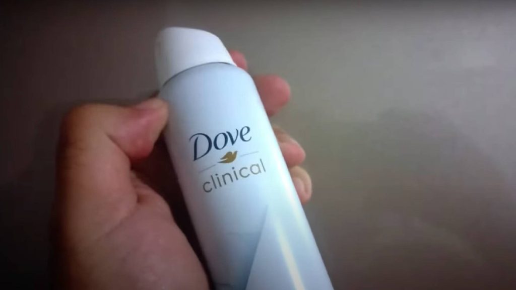 6 utilidades do desodorante em spray que a maioria das pessoas não faz ideia