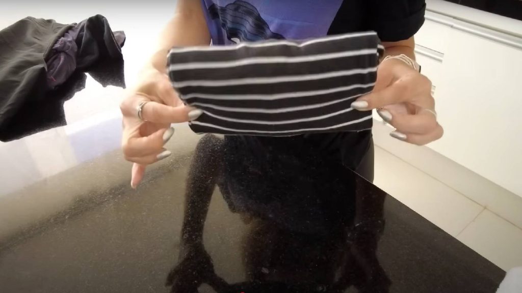 Essa técnica simples ajuda a dobrar roupas sem perder espaço no armário