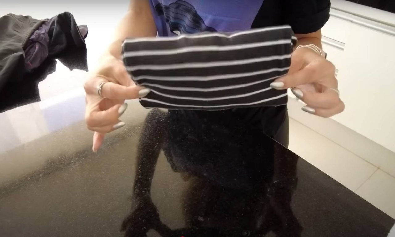 Essa técnica simples ajuda a dobrar roupas sem perder espaço no armário