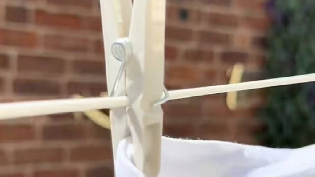 A função que quase ninguém conhecia escondida no furinho do prendedor de roupa