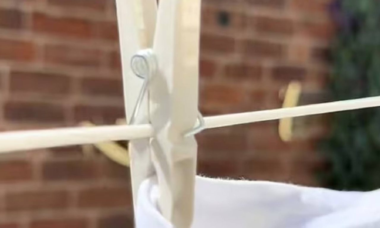 A função que quase ninguém conhecia escondida no furinho do prendedor de roupa