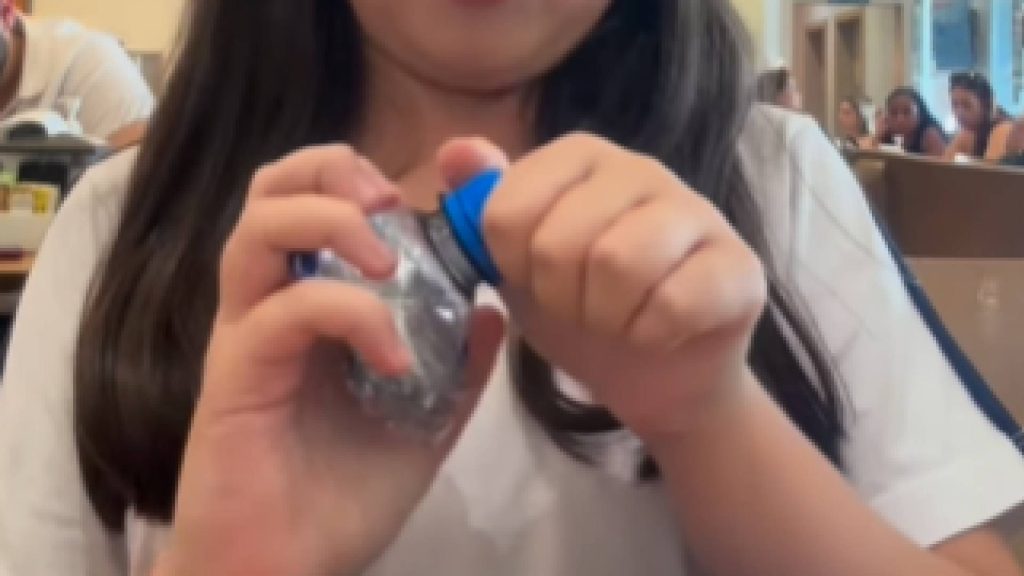 Com quantos anos você descobriu o motivo da garrafa de água de plástico ser “molenga”?