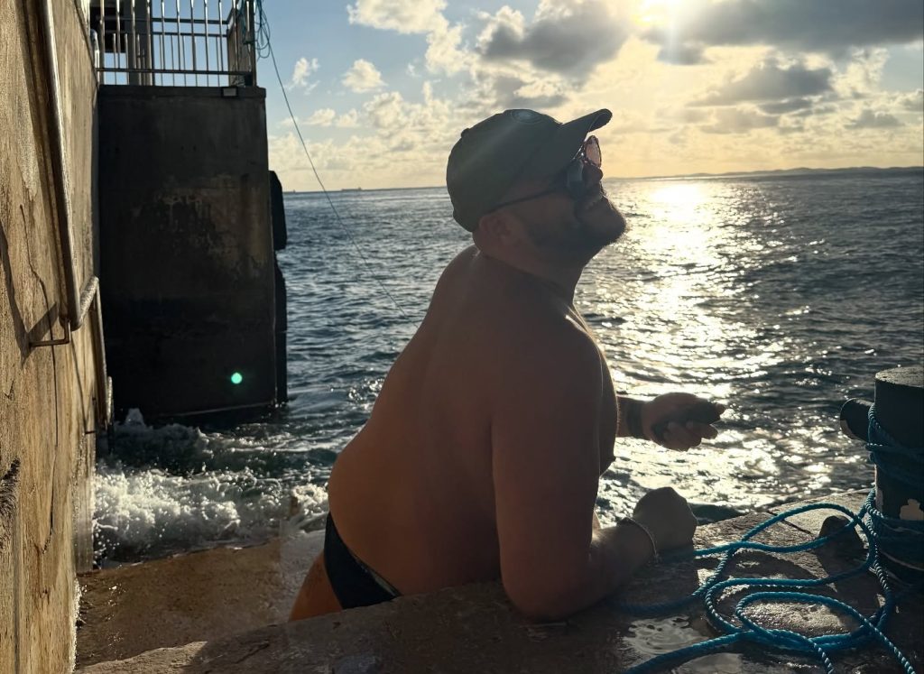 Apresentador de TV emagrece mais de 50 kg e surpreende com novo visual