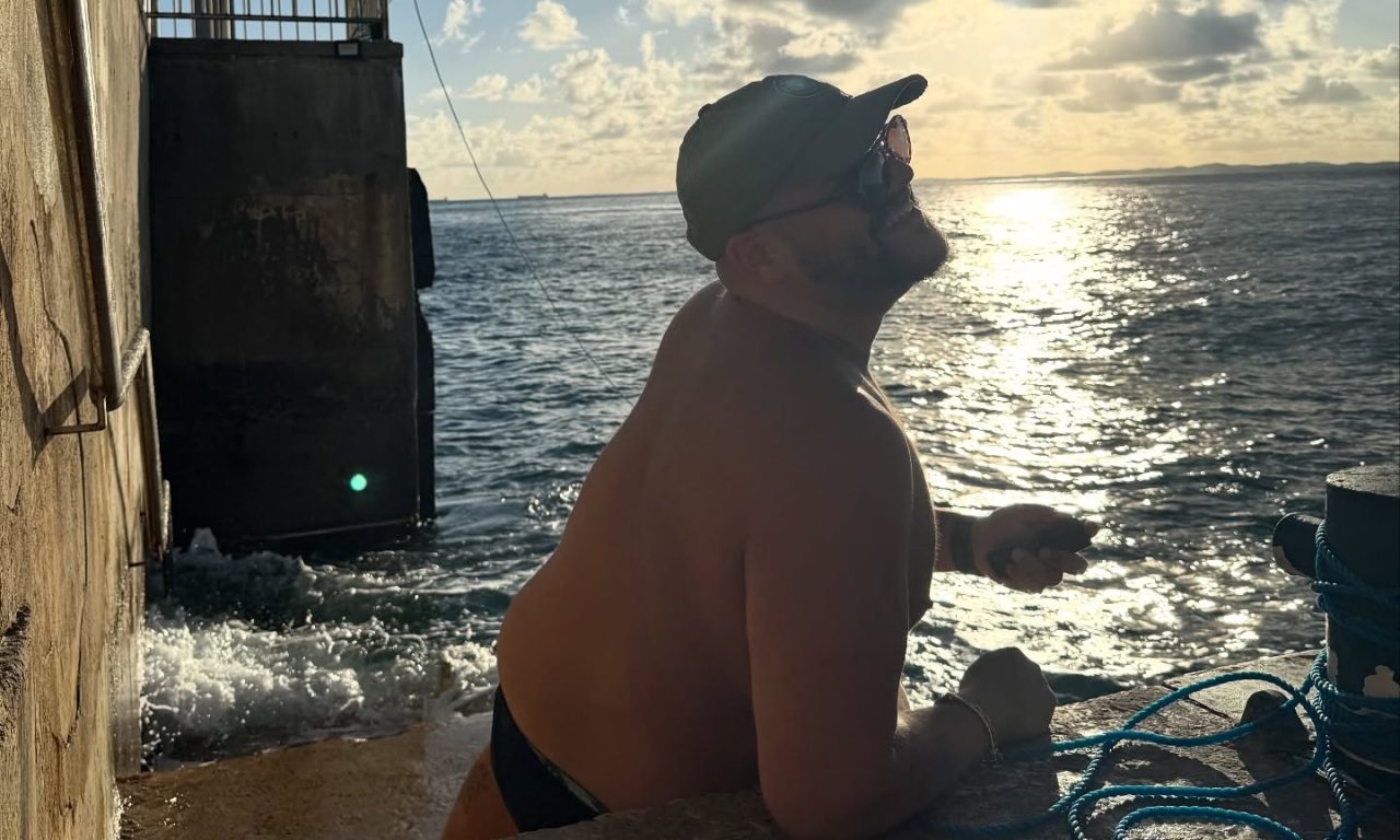 Apresentador de TV emagrece mais de 50 kg e surpreende com novo visual