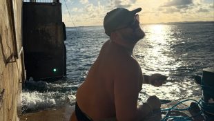 Apresentador de TV emagrece mais de 50 kg e surpreende com novo visual