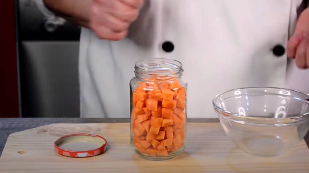 O jeito certo de guardar as cenouras na geladeira (assim elas vão durar muito mais)