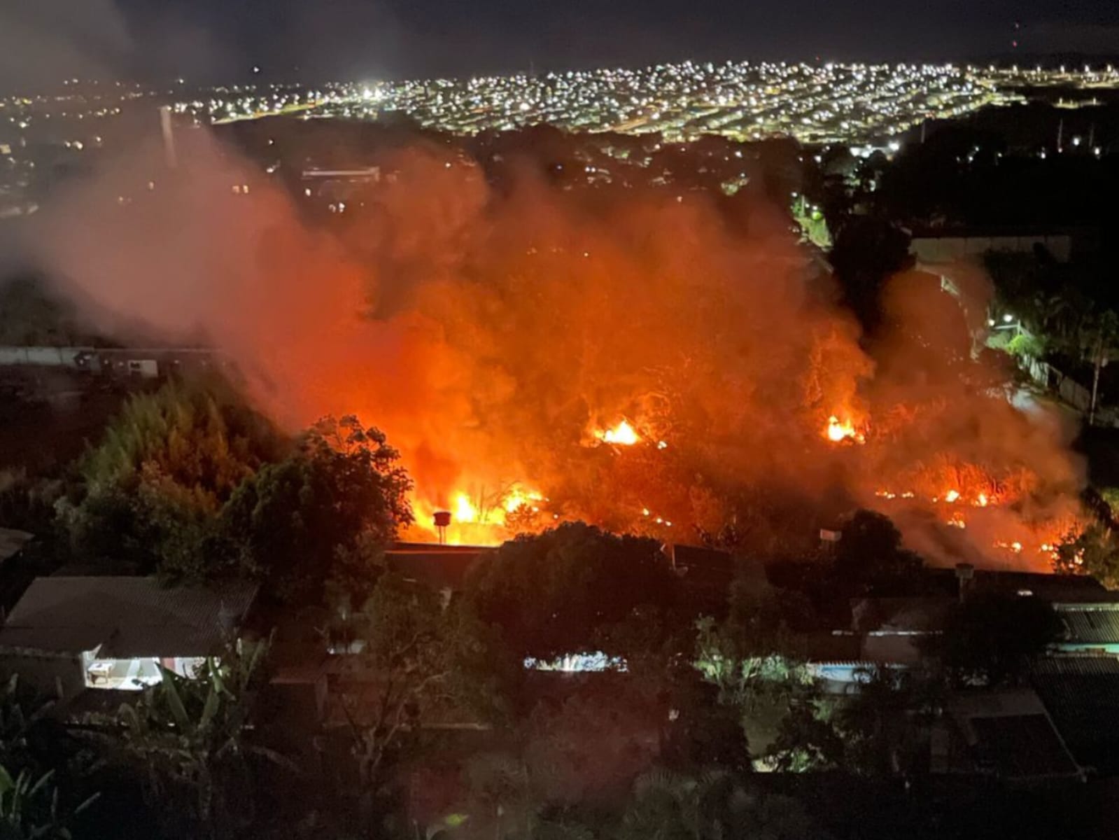Moradores de Anápolis se assustam com chamas e Corpo de Bombeiros é acionado