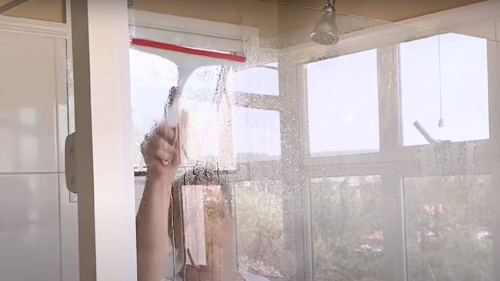 O jeito mais fácil de limpar o box do banheiro (assim ele fica limpo e sem manchas)