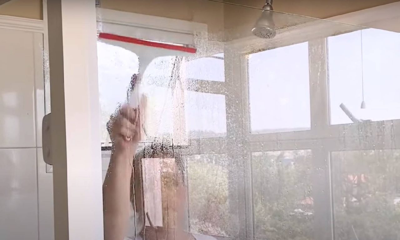 O jeito mais fácil de limpar o box do banheiro (assim ele fica limpo e sem manchas)