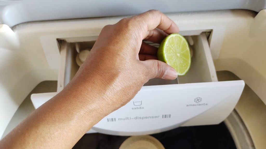 Truque com limão na máquina de lavar ajuda a limpar roupas, eliminar odores e ainda protege o eletrodoméstico